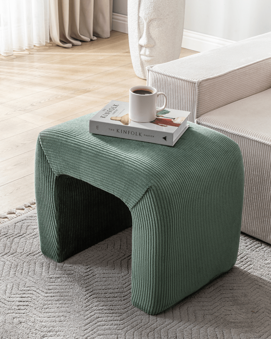 Created for cozy living, Confex Ottoman Mesa merges tactile comfort with a minimalist aesthetic.