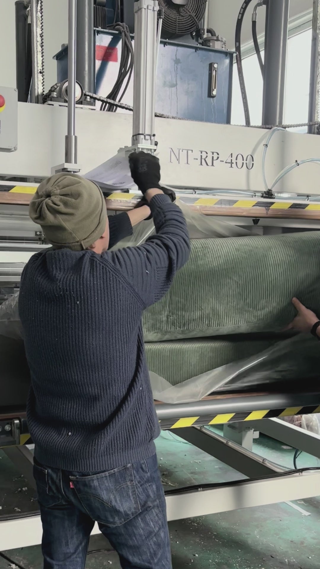 Carica il video: